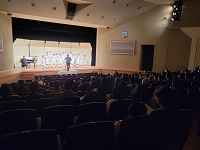 写真：高山少年少女合唱団の清らかなハーモニーに聴き入る聴衆