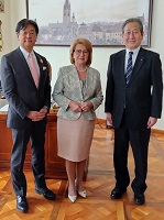 シビウ市アストリッド・フォードー市長と水門市議会議長と撮影