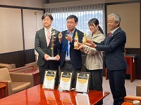 最高金賞を受賞した商品を手に市長らと撮影