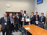 首相官邸にて森補佐官と撮影