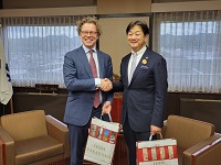 ペールエリック・ヘーグベリ駐日スウェーデン大使と市長