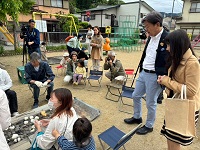 母親クラブのみなさんによる焼きおにぎり会を見学