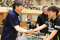 最終戦に勝利した豊島梨奈キャプテンと握手する市長