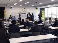 委嘱状を受け取る地域安全指導員