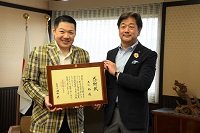 演歌歌手大江裕さんに感謝状を贈呈