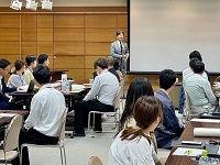 市職員研修において講話する市長
