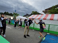 ゴールするランナーを迎える市長