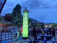 スターターの市長の合図でスタートするランナーのみなさん