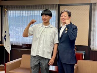 U17アジア選手権大会に出場する堤さんと市長がガッツポーズで記念撮影