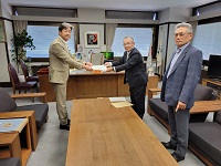 答申書を受領する市長