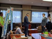 社会を明るくする運動の総理大臣と県知事のメッセージ伝達の様子