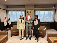 協力交流研修員ルチェロ・オルピ・ヴァカ・ラミレズさんと楊鎮英さんの着任式の様子