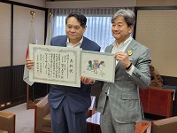手描き紙絵馬の県観光連盟「令和5年度推奨観光土産品特選」受賞を報告した池本氏と市長