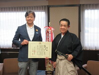 剣詩舞大会優勝報告の様子