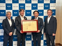 伏見有貴リゾートトラスト代表取締役社長に紺綬褒章を伝達