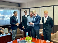 帰国する外国語指導助手らと懇談する市長