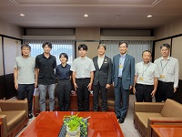 市内医療機関で夏季セミナーを受けた徳島大学医学部参加学生ら
