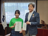 飛騨高山高校書道部2年酒井萌依さんを激励する市長