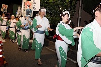 ちょけらまいか大仮装盆踊り大会に参加する市長