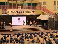 日本ボーイスカウト東海4県連盟合同野営大会開会式であいさつをする田中市長