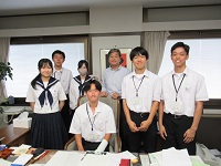 市長室でのインターンシップ実習生の様子