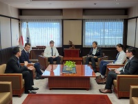 市長に着任のあいさつをする外国語指導助手（ALT）ら
