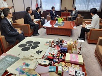 桑谷康弘会長らとの面談の様子と金森長近にちなんだ土産品の数々