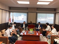 市長・教育長と面談するMAP'06実行委員会の高校生