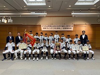優勝旗や優勝カップを手に清見フレンズの選手らと記念撮影