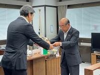 笠原代表監査委員から意見書を受領する市長
