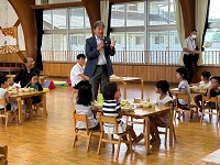 こま草保育園の園児たちとの給食試食会の様子