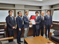 陳情書を受領した市長とさるぼぼ製造協同組合の方々