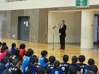 飛騨高山バレーボール交流大会開会式であいさつする市長