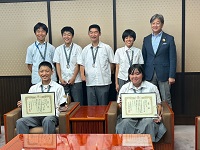 全国大会団体2位を報告した高山西高校情報ビジネス部の生徒ら