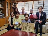 満百歳を迎えた中井さんとそのご家族