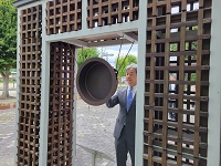 「平和への絆の鉦」を打ち鳴らす市長