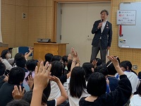 総合的な学習「高山市未来プロジェクト」にゲストティーチャーとして児童たちに話をする市長
