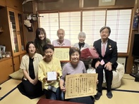 敬老祝品贈呈の様子