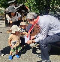 街頭で赤い羽根共同募金活動を行う市長