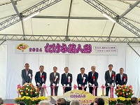2024たけふ菊人形オープニングセレモニーでテープカットを行う市長