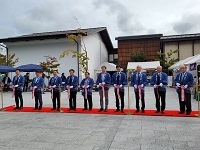 オープニングセレモニーでテープカットを行う市長