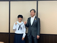 ジュニアオリンピックカップに出場する日枝中学校の中井帆南さんを激励する市長