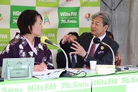 FMラジオ番組「秋の高山祭」生放送番組に出演する市長