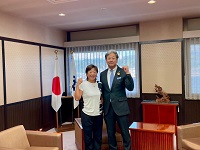 全日本ベテランテニス選手権に出場する今井智美さんを激励する市長