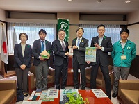 緑の募金へご寄附いただいた佐藤祐介ファミリーストアさとう代表取締役社長ら