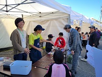 YEGキッズフェスタ2024のブースを視察する市長