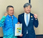 ねんりんピック鳥取2024剣道競技に出場する山崎昌彦さんを激励する市長