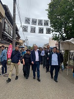 ONSEN・ガストロノミーウォーキングに参加する市長と古田岐阜県知事ら