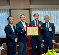 企業版ふるさと納税寄附感謝状を贈呈した花田慎一郎リゾートトラスト専務取締役ら
