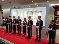 飛騨の家具フェスティバルオープニングセレモニーでテープカットを行う市長ら